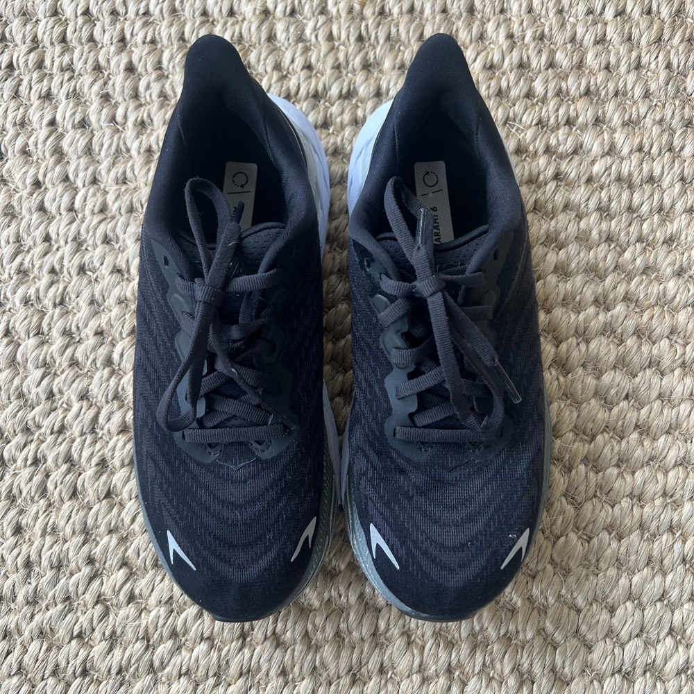 HOKA Women’s Black and Gray Arahi 6 Running Shoes - Picture 3 of 6